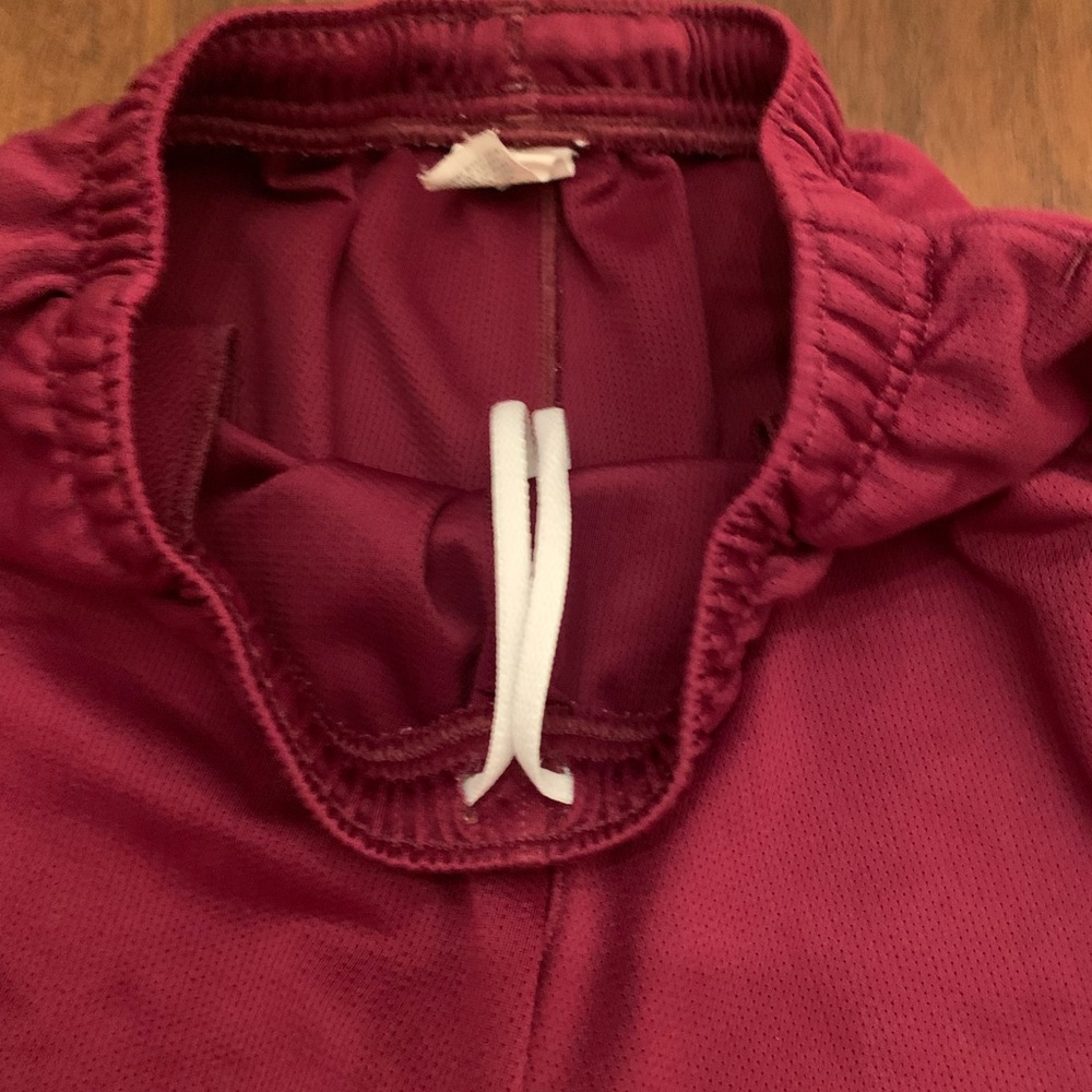 Under Armour Mens Shorts Burgundy Size SM/P W/White Draw String Side Pockets - Picture 3 of 8